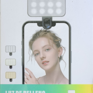 چراغ LED برند Baihuo مدل MY-7458 یک ابزار نورپردازی جمعوجور و کاربردی است که بهویژه برای عکاسی سلفی، تولید محتوا و ویدئوهای آنلاین طراحی شده است. این دستگاه با طراحی شیک و قابلیتهای متنوع، به یک انتخاب محبوب برای کاربران موبایل تبدیل شده که به دنبال بهبود کیفیت نور در تصاویر و ویدئوهای خود هستند. چراغ LED برند Baihuo مدل MY-7458 نور یکنواخت و درخشانی را ارائه میدهد که بهخوبی جزئیات صورت را برجسته کرده و در شرایط نوری ضعیف، نتیجهای حرفهای به دست میدهد. این نورافکن با بدنهای سبک و جمعوجور طراحی شده که بهراحتی به گوشی موبایل متصل میشود. گیره تعبیه شده در بالای دستگاه امکان نصب سریع و ایمن را روی انواع گوشیها فراهم میکند، بدون اینکه نیاز به پایه یا تجهیزات اضافی وجود داشته باشد. این ویژگی، استفاده از آن را برای سفر، ضبط ویدئو در فضای باز یا حتی استریم زنده ایدهآل میسازد. وزن کم و ابعاد کوچک آن باعث میشود بهراحتی در جیب یا کیف جا شود و همیشه در دسترس باشد.